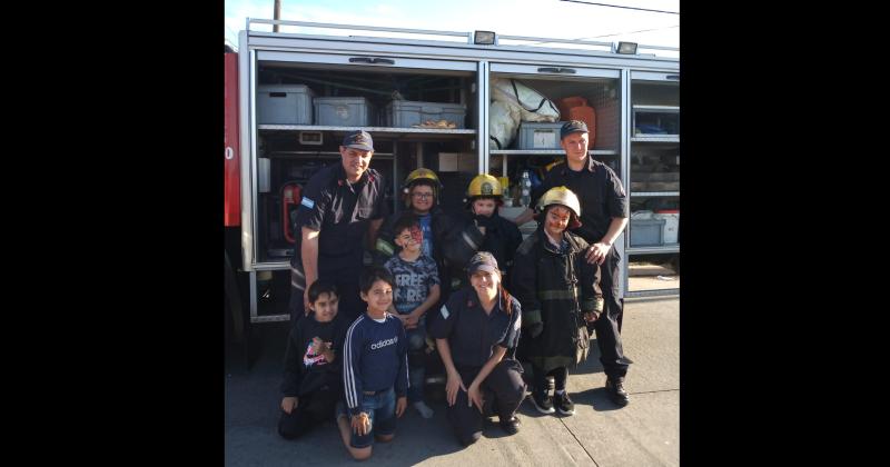 Bomberos festejoacute el diacutea de las infancias en barrio Avellaneda