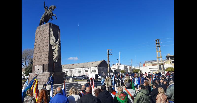 Multitudinario acto por el 172deg aniversario del fallecimiento de San Martiacuten