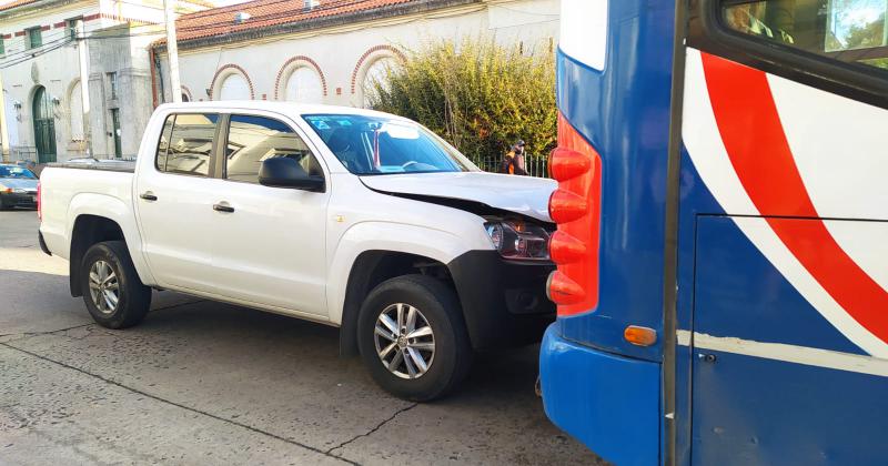 Choque por alcance entre una camioneta y un colectivo 