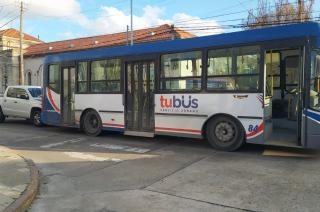 Choque por alcance entre una camioneta y un colectivo 