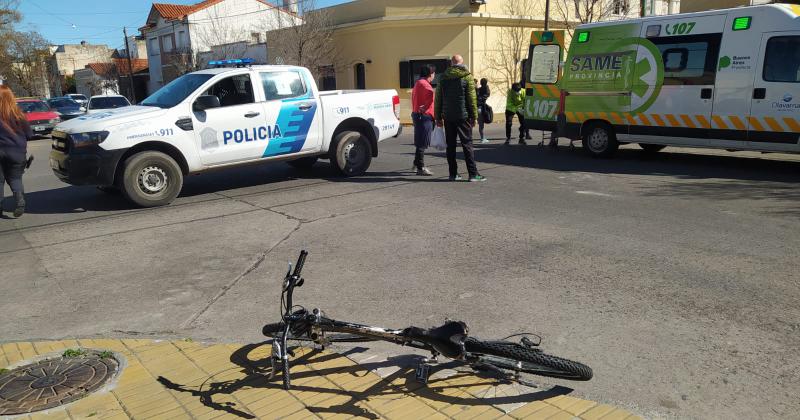 Una ciclista fue hospitalizada tras ser chocada por un auto