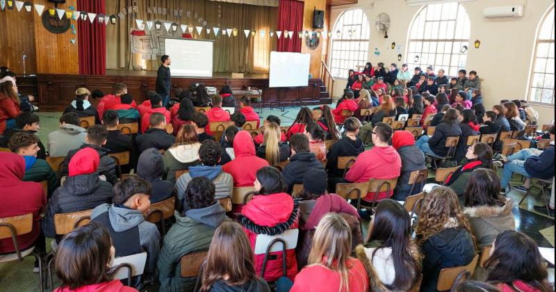 INADI- la campantildea Escuelas Sin Discriminacioacuten ya recorrioacute maacutes de 15 instituciones