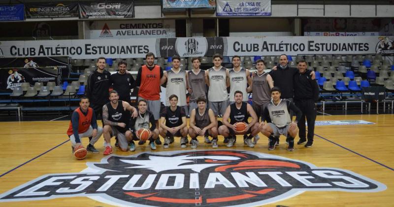 Estudiantes con una formación con jugadores propios listo para el Pre Federal