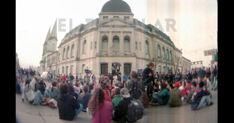 la desazón y la rabia invadía a centenares de jóvenes que iban a concurrir a los recitales