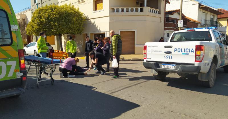 Una ciclista fue hospitalizada tras ser chocada por un auto