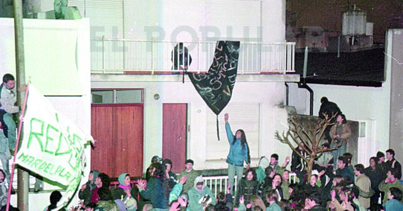 Una multitud de jóvenes se congregó frente a la casa de Eseverri para manifestar sus muestras de protesta