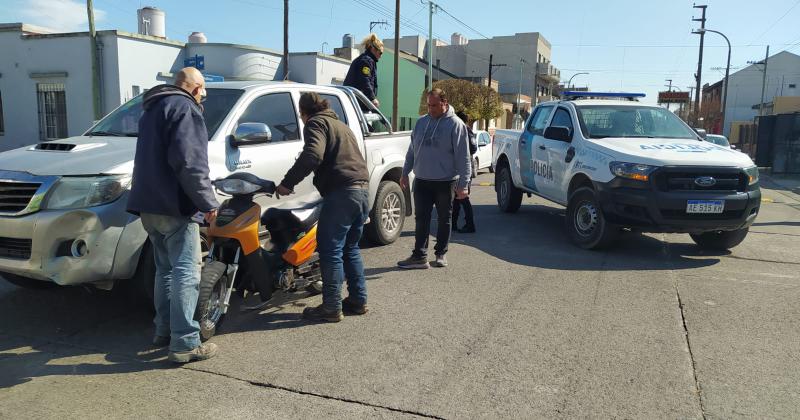 Un motociclista sufrioacute algunos golpes tras un choque con una camioneta