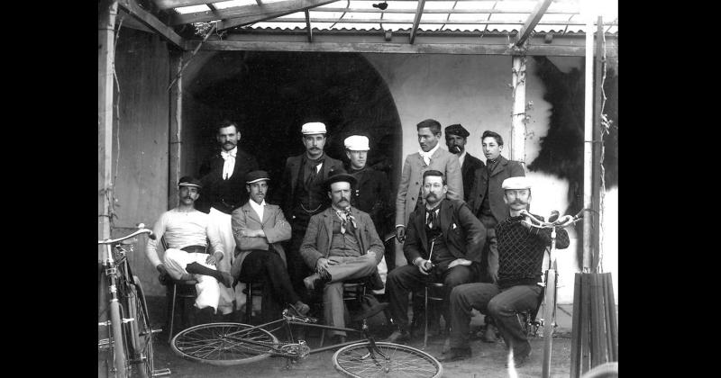  Integrantes del Club Ciclista de Olavarría en la década de 1920