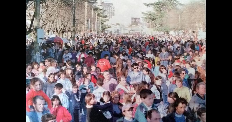 miles de olavarrienses se daban cita en el club Estudiantes para participar de la celebración del Día del Niño  organizada por el Movimiento de Alegría de los Niños Olavarrienses (MANO)