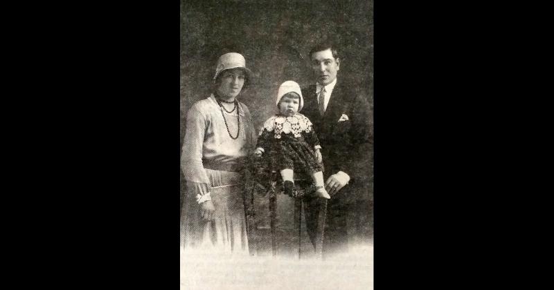 En la década de 1930 posan para la foto el matrimonio integrado por Teresa Violante y Crispín Arenzo junto a su hija Nidia Gladys (ataviada con un vestidito de tela estampado con hermoso cuello tejido)