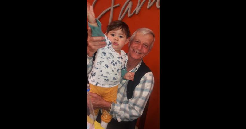 Cumplió 70 años Daniel Núñez en la foto junto a su nieto (Foto Miriam Castellano)