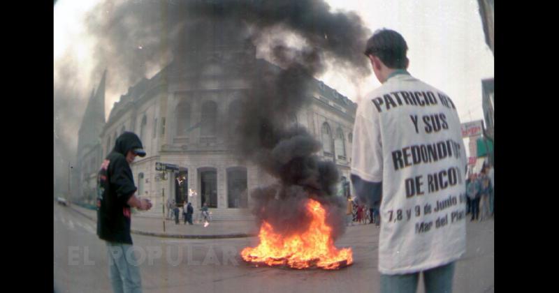 Cuando se conoció la noticia de la suspensión definitiva de los recitales de los Redonditos de Ricota jóvenes que iban a concurrir a los mismos quemaron cubiertas frente al Palacio Municipal