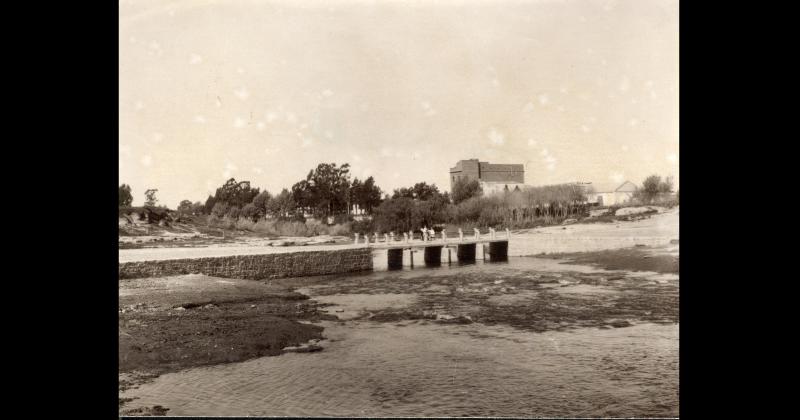 El antiguo puente que cruzaba el arroyo Tapalqué en el sector de la actual avenida avenida Del Valle construido en 1932 y que con el paso del tiempo fue conocido como puente Ferreccio o puente de Ferreccio