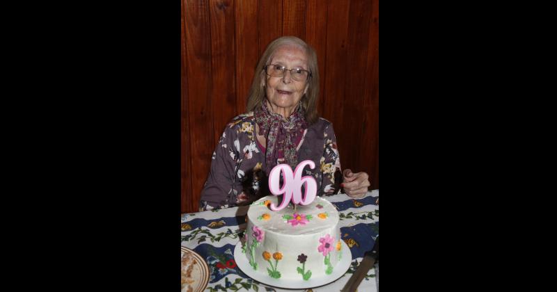 Delmira Alvarez de Farías al cumplir sus 96 años (Enrique Zelaya Fotografías)