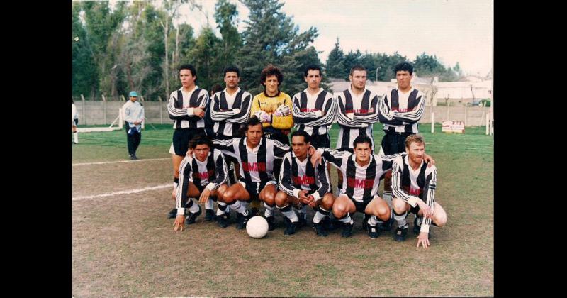 Una de las formaciones del equipo de fútbol de Primera División del Club Atlético Estudiantes que disputó el torneo Oficial de la Liga de Fútbol de Olavarría de 1994