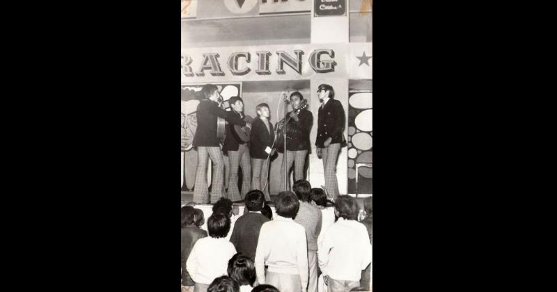 En el Festival por Día del Niño de 1973 realizado en el Racing Atletic Olavarría se presentó un juvenil grupo de música folklórica integrado por Juan José Ottino Raúl Casamayou Rafael Casamayou Ricardo Cricco y Rafael Casamayou