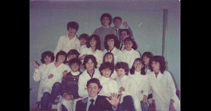 Los estudiantes integrantes de 5º año 2ª división de la Promoción 1984 del Colegio Nacional Coronel Olavarría (actualmente Escuela de Educación Secundaria Nº 6)