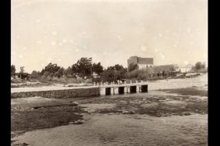 El antiguo puente que cruzaba el arroyo Tapalqué en el sector de la actual avenida avenida Del Valle construido en 1932 y que con el paso del tiempo fue conocido como puente Ferreccio o puente de Ferreccio