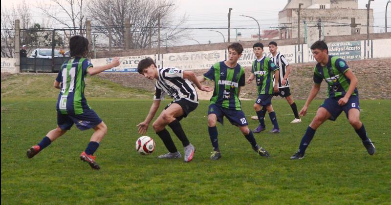 Estudiantes fue local ante Embajadores El visitante ganó los tres duelos