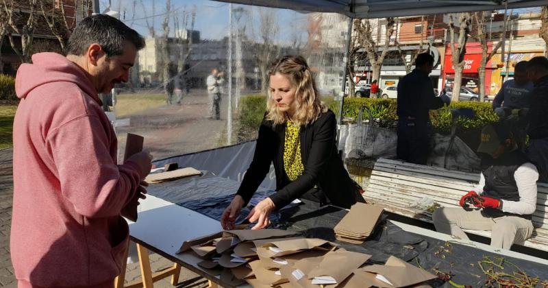 Gran convocatoria en la primera jornada de poda de rosas en la Plaza Central