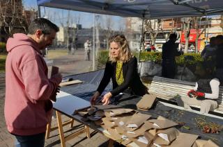 Gran convocatoria en la primera jornada de poda de rosas en la Plaza Central