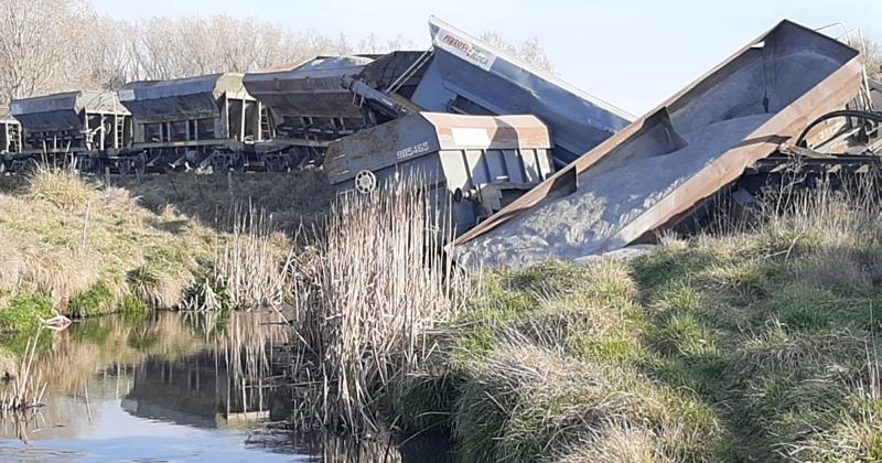 Tres vagones de un tren descarrilaron y cayeron al arroyo en Colonia San Miguel