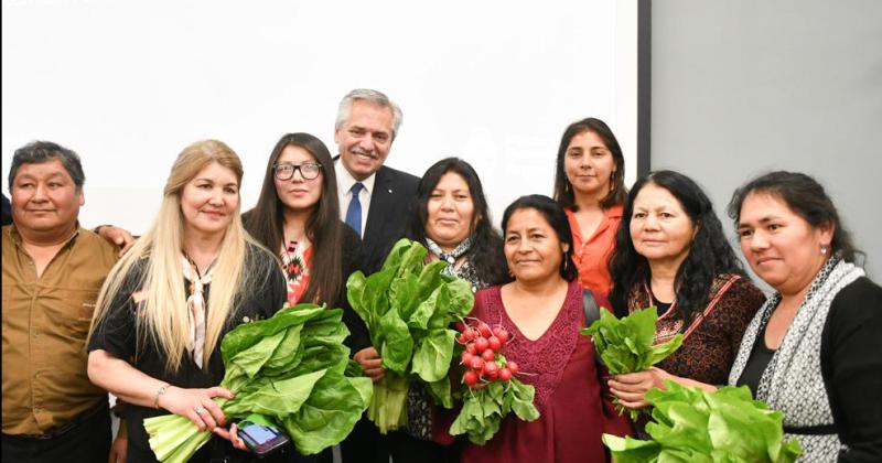 El Presidente firmoacute un convenio entre cooperativas de la economiacutea popular y Chango Maacutes