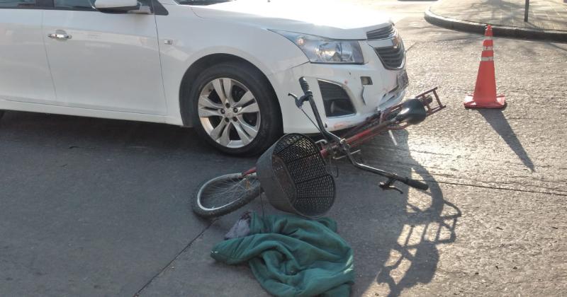 Una joven resultoacute herida tras chocar un auto y una bicicleta