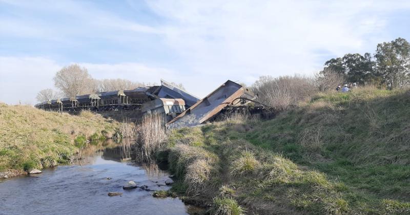 Tres vagones de un tren descarrilaron y cayeron al arroyo en Colonia San Miguel