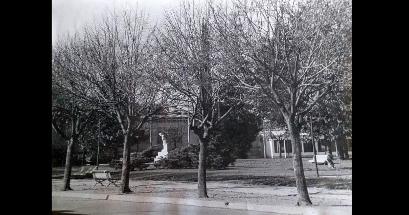 Imagen de la plaza López Camelo del barrio Pueblo Nuevo en la década de 1980 registrada desde el sector de la calle Chacabuco