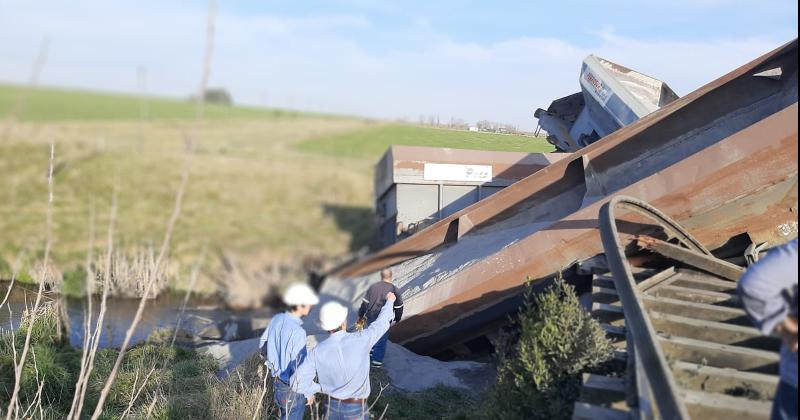 Tres vagones de un tren descarrilaron y cayeron al arroyo en Colonia San Miguel