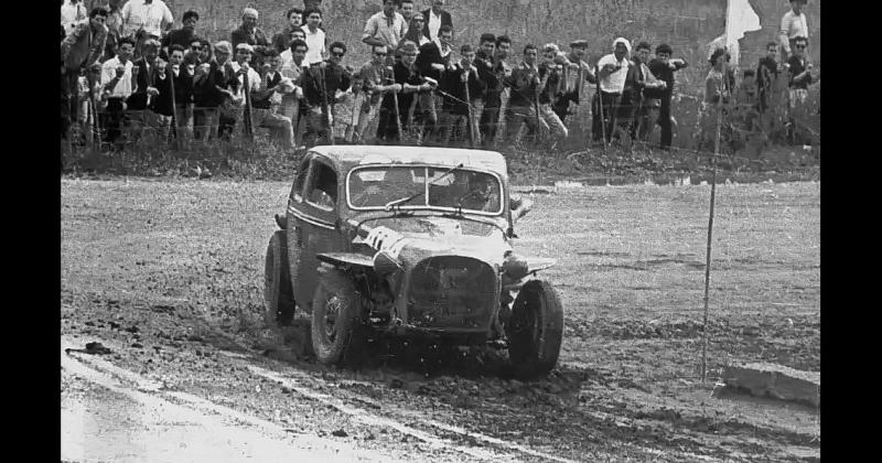 Una de las últimas fotos del piloto de Juan G�lvez en su cupé Ford Nº 5 registrada el 3 de marzo de 1963 antes de sufrir el accidente donde fallecería cuando lideraba la 10ª Vuelta de Olavarría de Turismo Carretera