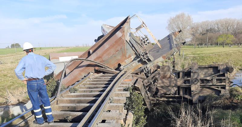 Tres vagones de un tren descarrilaron y cayeron al arroyo en Colonia San Miguel