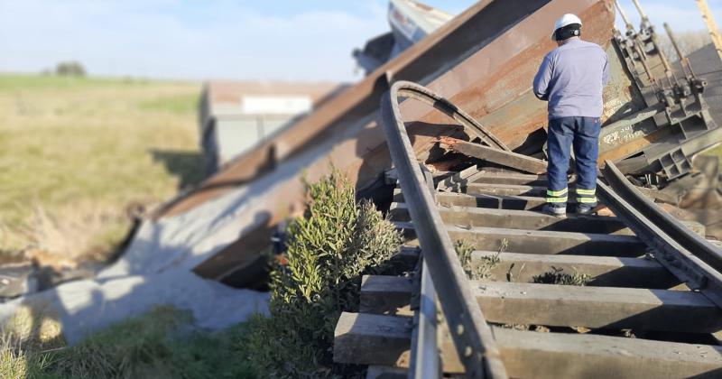 Tres vagones de un tren descarrilaron y cayeron al arroyo en Colonia San Miguel