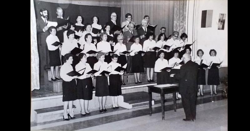 Un concierto del Coro Polifónico Mixto de la Asociación Cultural Dante Alighieri de la ciudad de Olavarría realizado en octubre de 1983