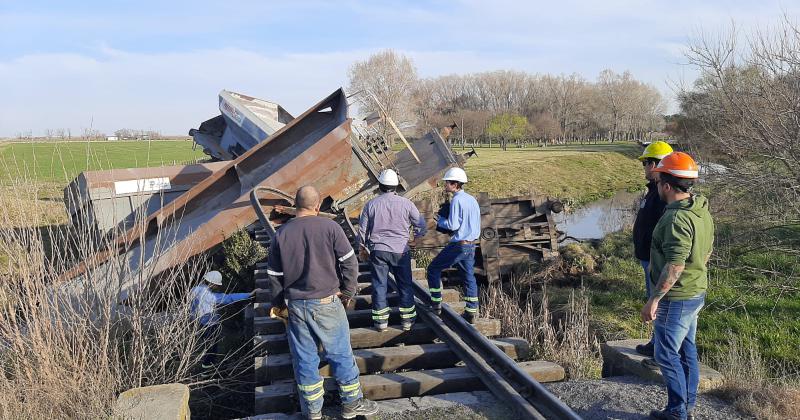 Tres vagones de un tren descarrilaron y cayeron al arroyo en Colonia San Miguel