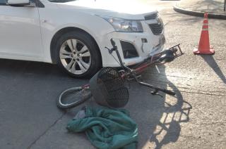 Una joven resultoacute herida tras chocar un auto y una bicicleta