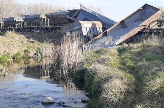 Tres vagones de un tren descarrilaron y cayeron al arroyo en Colonia San Miguel