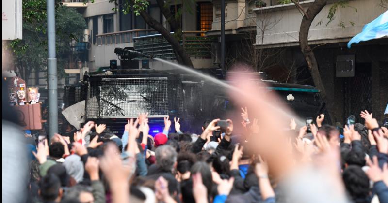 Detuvieron a cuatro personas tras la represioacuten en la casa de Cristina Kirchner