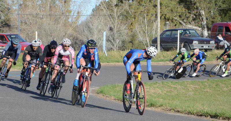 Dumerauf ganoacute en el regreso a la pista