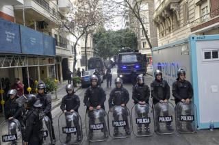 Detuvieron a cuatro personas tras la represioacuten en la casa de Cristina Kirchner