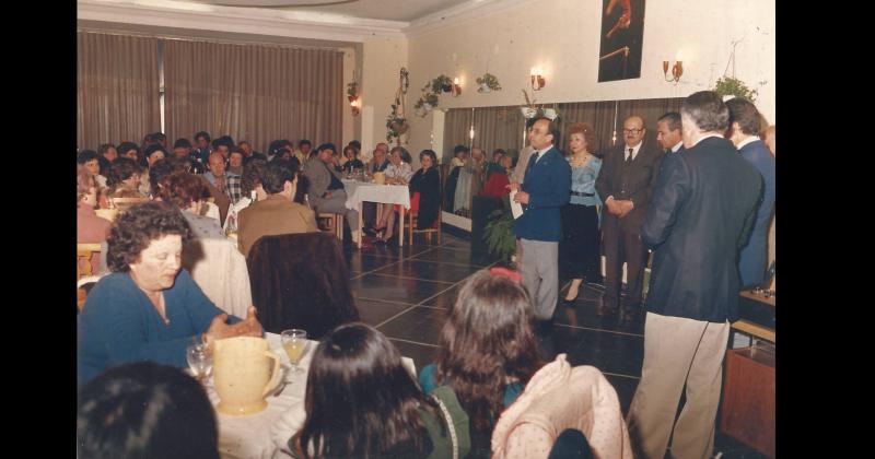 Un acto en la Sociedad Libanesa de Olavarría en la década de 1980 con entrega de diplomas a descendientes recibidos en la Universidad y destacados en profesiones