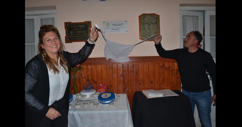 SIERRA CHICA Durante el acto por 45 aniversario del CEC Nº 803 Carlos Campolonghi realizaron el descubrimiento de una placa recordatoria (Fotos Kevin Romero)