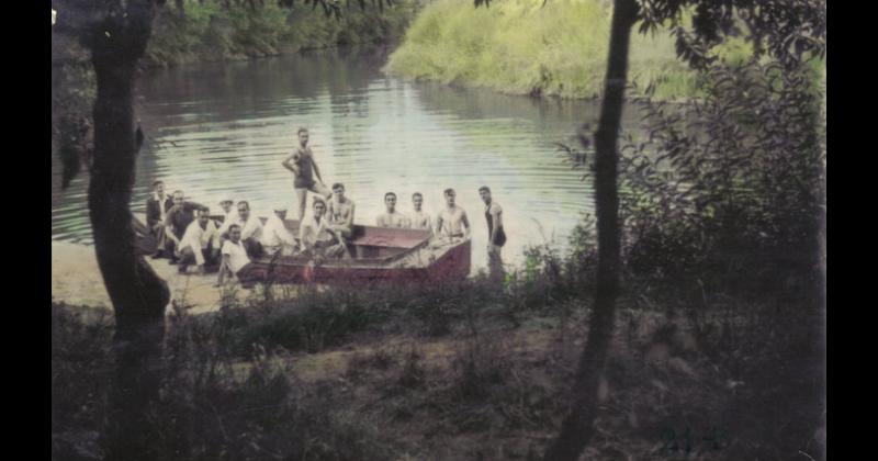 En la década de 1940 un grupo de integrantes del Batallón 2 de Exploradores Don Bosco de la ciudad de Buenos realizaban actividades en el sector del arroyo Tapalqué del Club Atlético Estudiantes el cual recorrían en bote