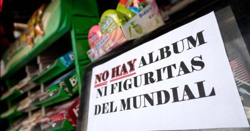 Furor por el aacutelbum del Mundial- escasez en los kioscos y gran demanda a diacuteas de su lanzamiento