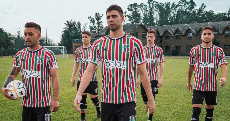 Lucas Janson con la pelota y la nueva camiseta de Vélez