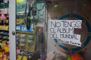 Furor por el aacutelbum del Mundial- escasez en los kioscos y gran demanda a diacuteas de su lanzamiento