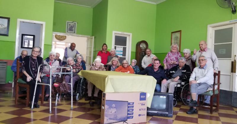 La Subcomisioacuten de Damas de Bomberos realizoacute una donacioacuten de elementos para el hogar San Vicente