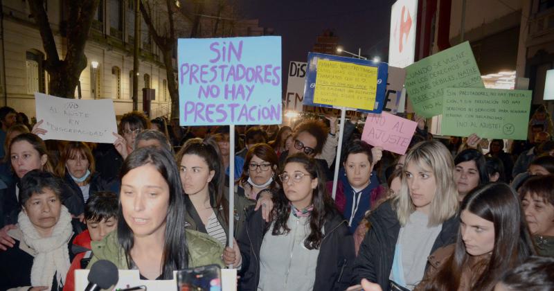 Discapacidad en emergencia no al ajuste- cientos de personas reclamaron en Olavarriacutea