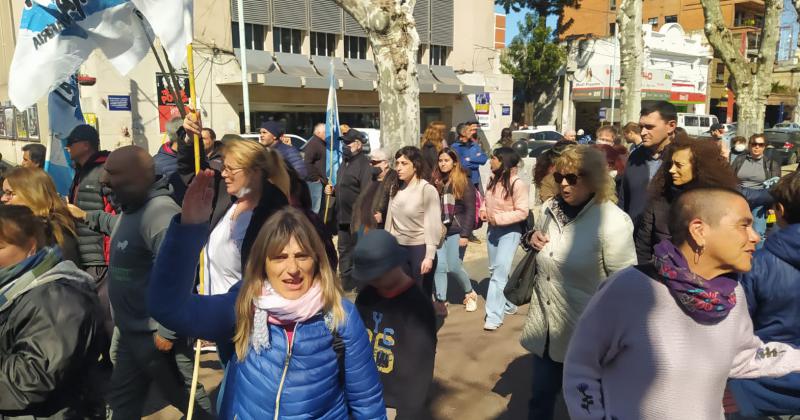 Galeriacutea de fotos de la marcha en Olavarriacutea